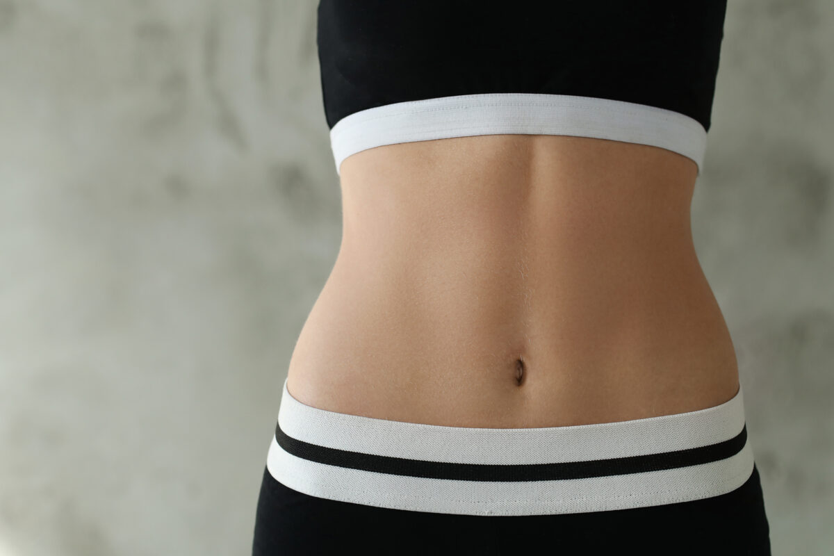 Do you dream of a flat stomach, but you are too lazy? A fitness trainer shares three simple tips