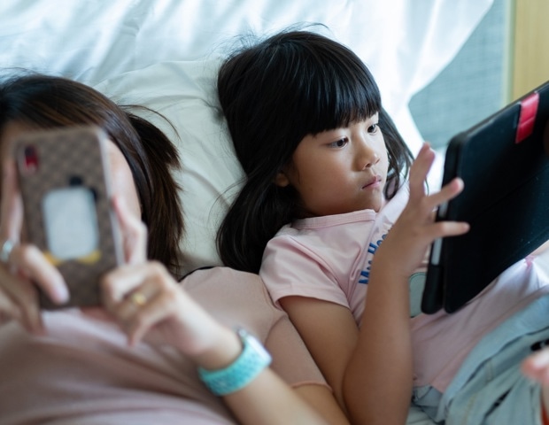 Social insulation drives behavior looking for prizes in teenagers
